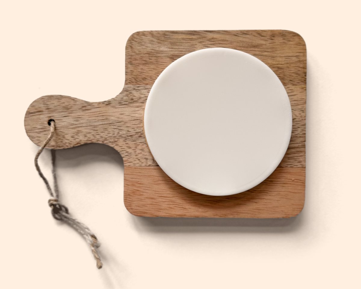 Voorbeeld van jouw foto op een rond koekje met witte fondantrand, op een houten plankje
